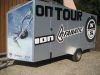 Anh�nger mit Fahrzeugbeschriftung
Mit Digitaldruck und Folie beklebt
F�r on Tour von 089 Werbung in M�nchen